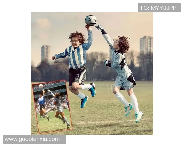 在沙滩上尽情模仿足球明星的精彩踢球瞬间 在沙滩上尽情模仿足球明星的精彩踢球瞬间