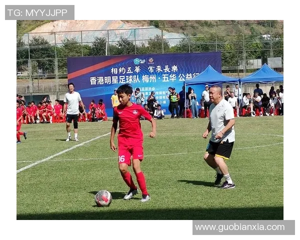 香港足球明星队在陕西展开友谊赛展现球技与团队精神的精彩瞬间 香港足球明星队在陕西展开友谊赛展现球技与团队精神的精彩瞬间
